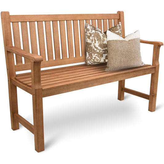 Gartenbank aus Holz mit Schutzabdeckung und Gartenhandschuhen