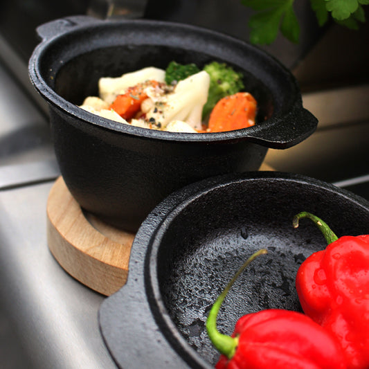 Gusstöpfchen mit Deckel Ø 10 x 9 cm und Holzuntersetzer