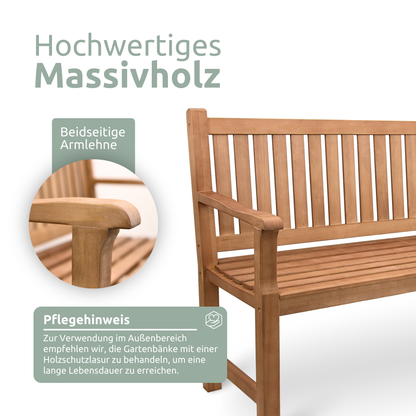 Gartenbank aus Holz mit Schutzabdeckung und Gartenhandschuhen