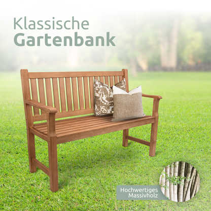 Gartenbank aus Holz mit Schutzabdeckung und Gartenhandschuhen