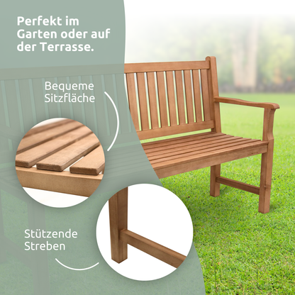 Gartenbank aus Holz mit Schutzabdeckung und Gartenhandschuhen