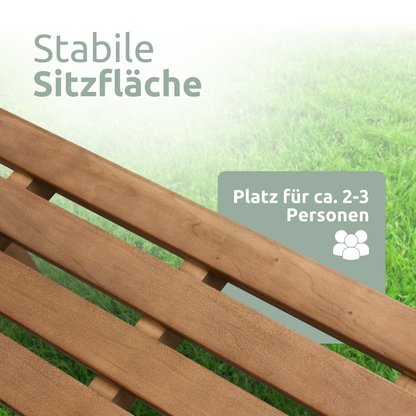 Gartenbank aus Holz mit Schutzabdeckung und Gartenhandschuhen